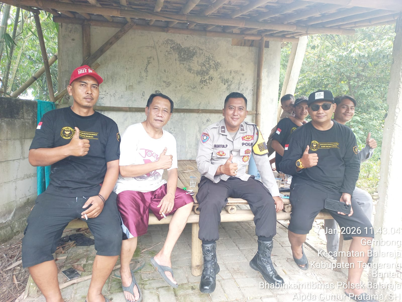 Bhabinkamtibmas Polsek Balaraja Polresta Tangerang Ajak Tokoh Pemuda Jaga Keamanan Lingkungan Desa G